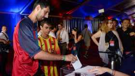 Socios, votando en las elecciones de 2015 a la presidencia del Barça | EFE