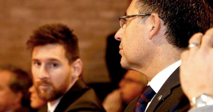 Leo Messi y Josep Maria Bartomeu en una gala de la Bota de Oro / EFE