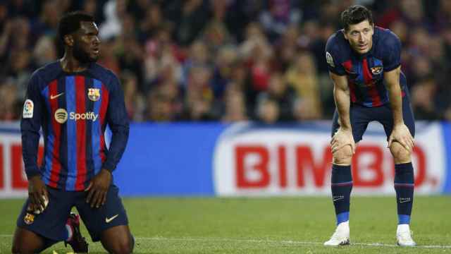Lewandowski (derecha), decepcionado tras el empate contra el Girona : EFE
