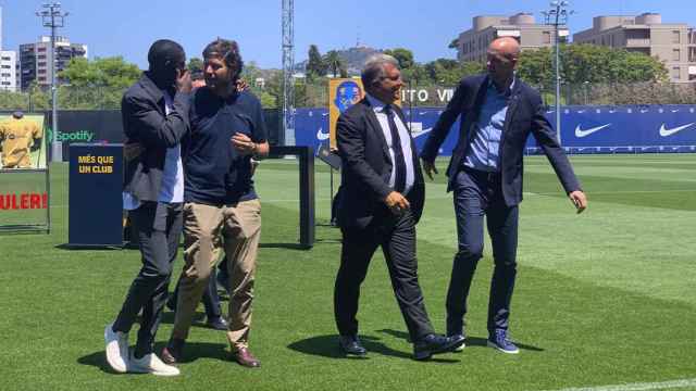Mateu Alemany habla con Dembelé mientras Laporta conversa con Jordi Cruyff / CULEMANIA