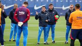 Xavi Hernández, dando indicaciones, durante un entrenamiento del primer equipo del Barça / FCB
