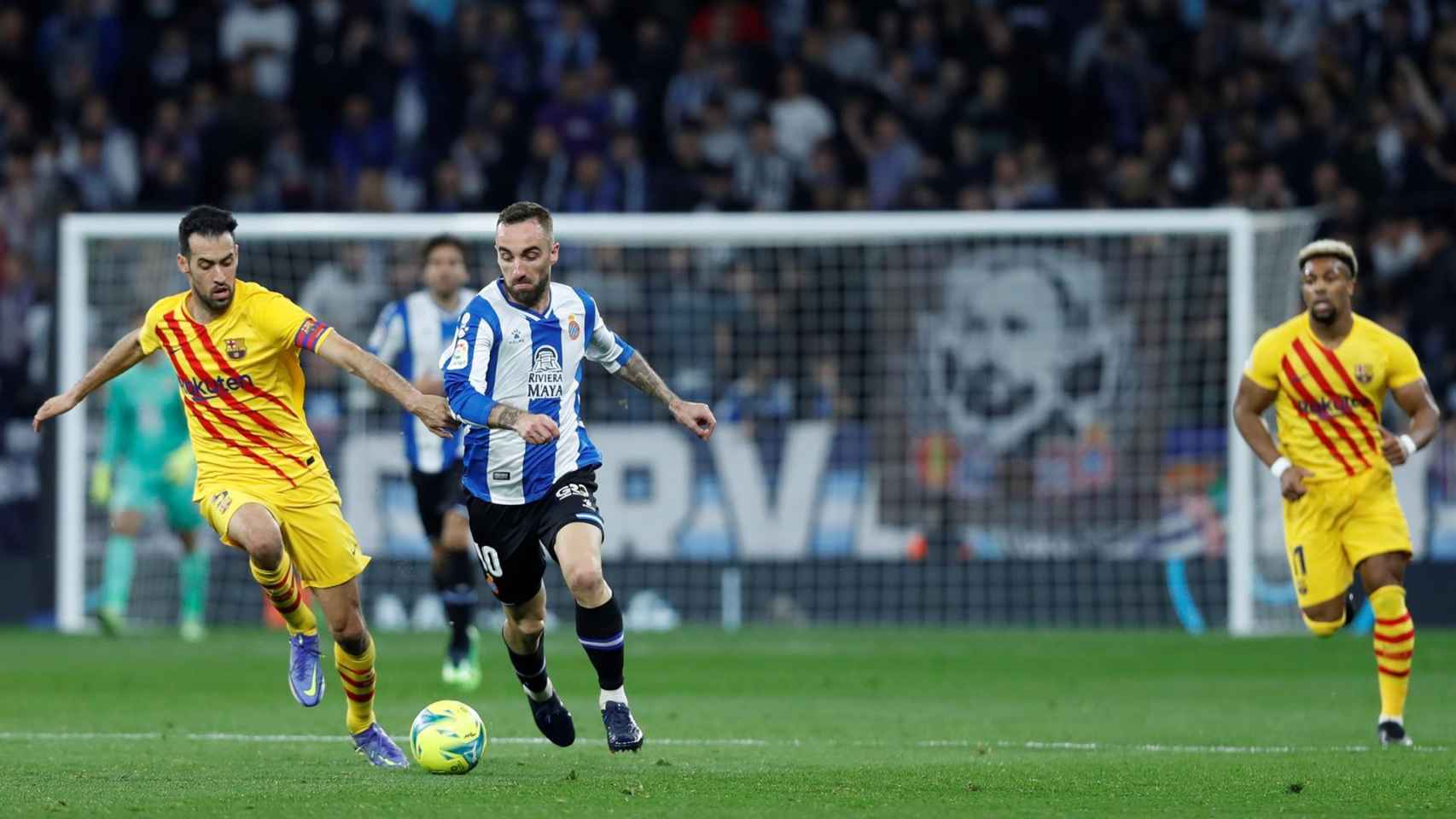 Sergio Busquets intenta frenar a Darder en el derbi contra el Espanyol