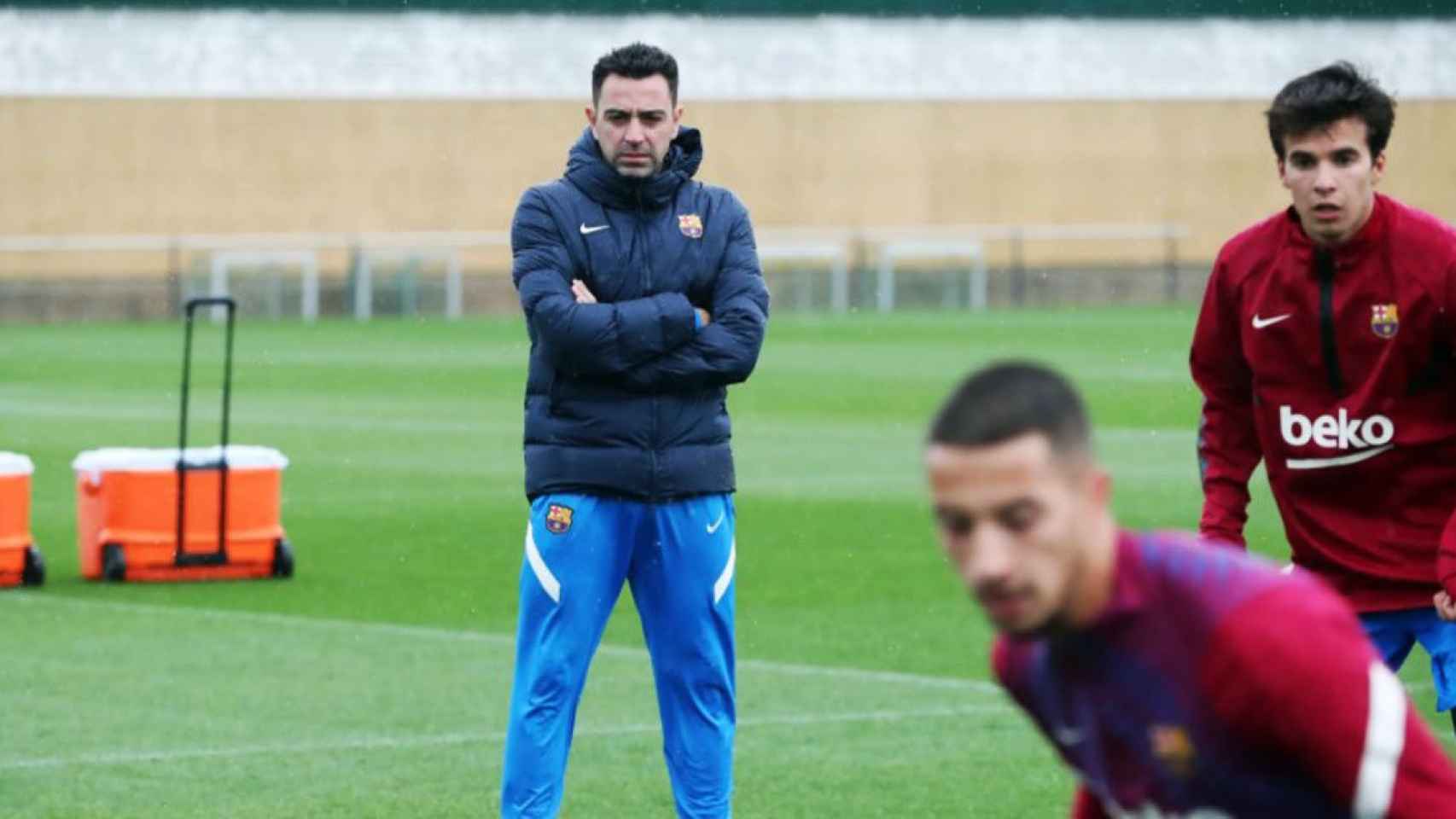 Xavi Hernández dirige un entrenamiento junto a Riqui Puig / FCB