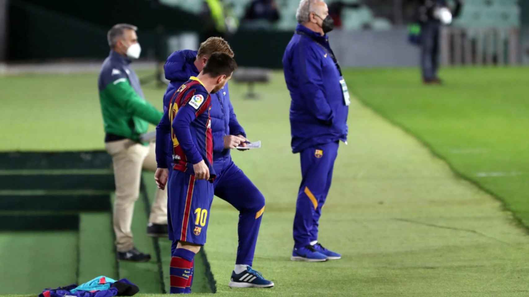 Koeman dando órdenes a Messi antes de entrar en el Betis-Barça / FC Barcelona