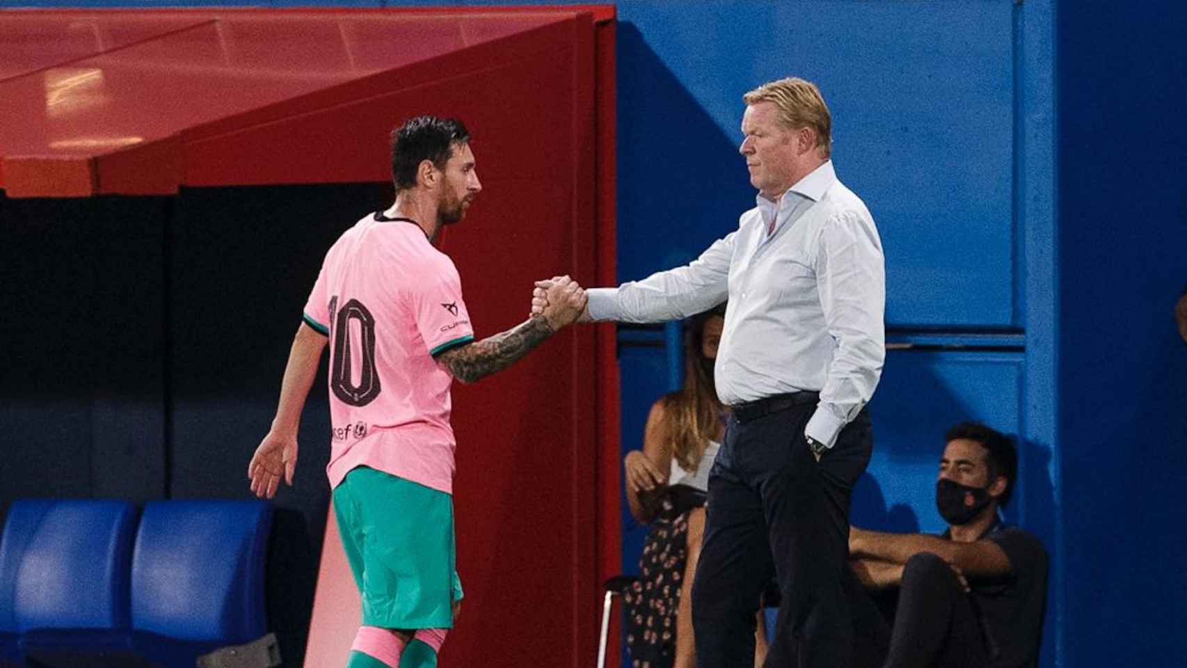Ronald Koeman saluda a Messi contra el Girona / EFE
