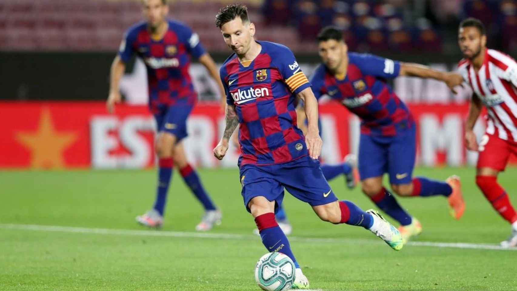 Leo Messi, preparado para lanzar /FCB