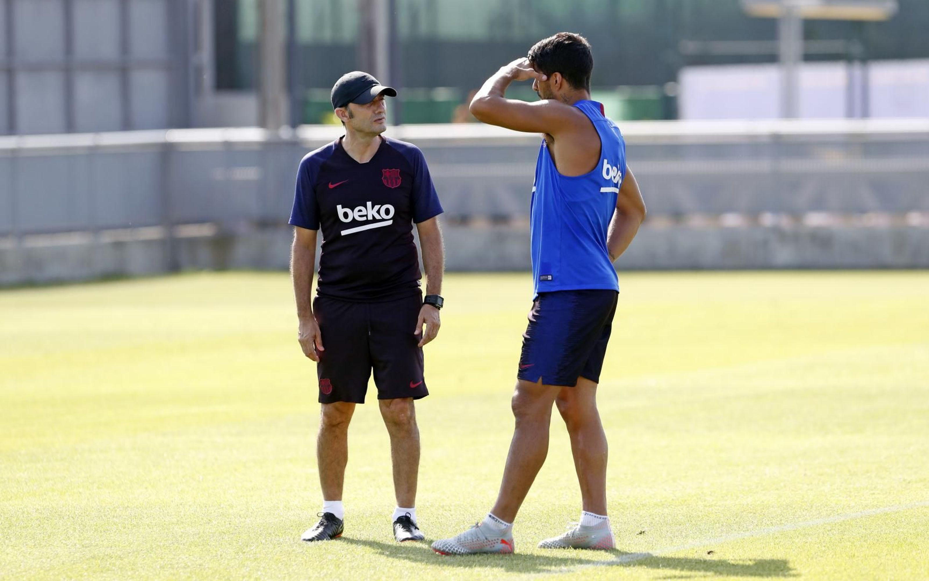 Ernesto valverde conversando con Luis Suárez / FC Barcelona