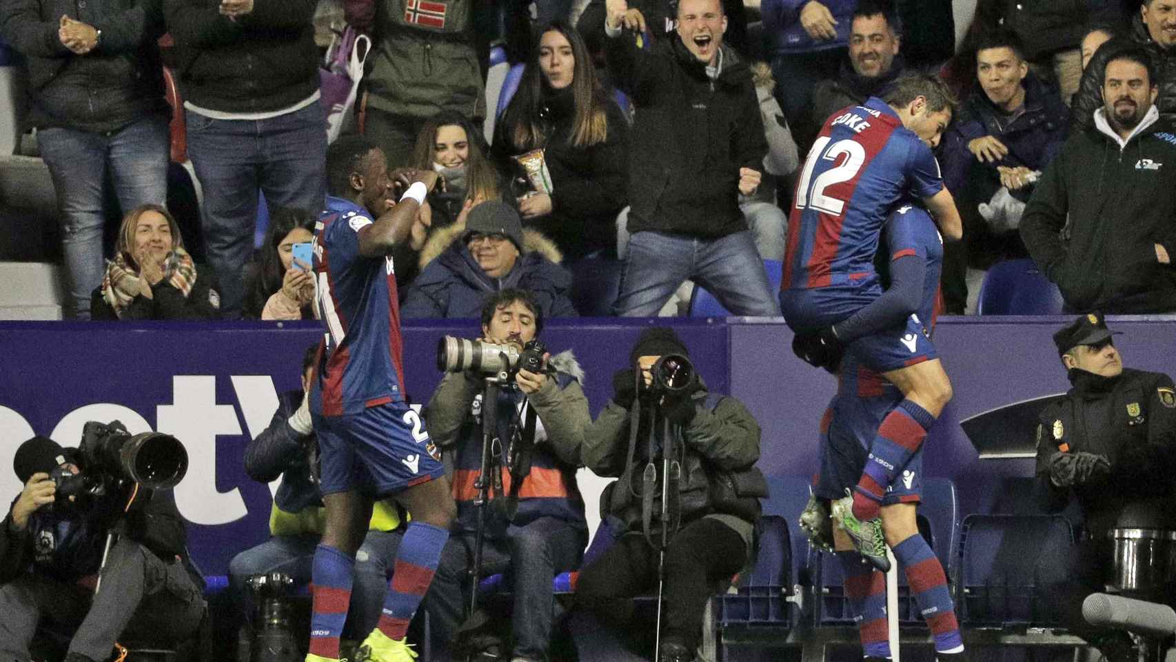 Levante celebra el segundo gol en el partido de ida de octavos de Copa del Rey / EFE