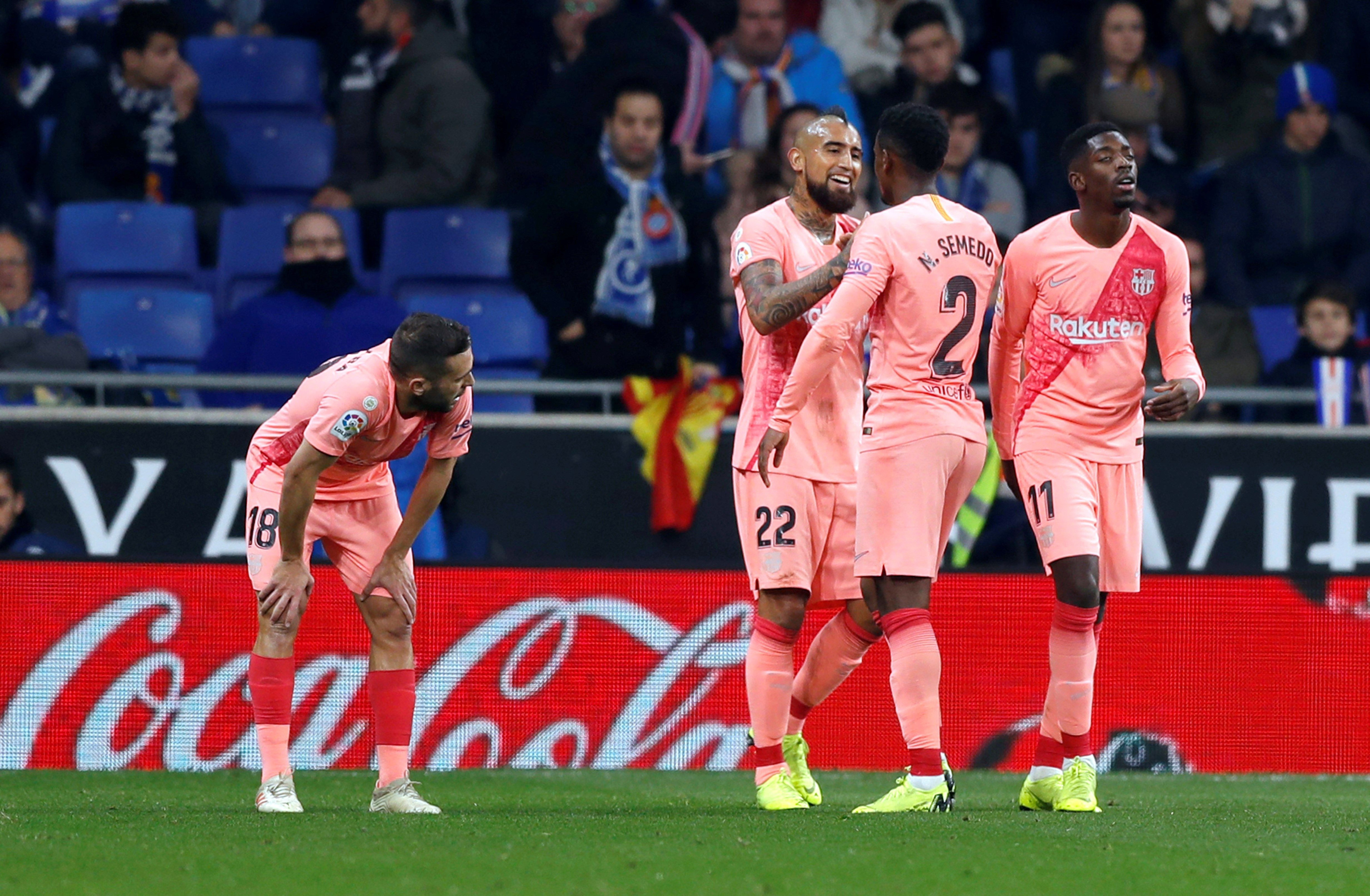 Semedo, Arturo Vidal y Jordi Alba celebran el gol de Dembelé al Espanyol / EFE