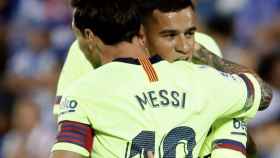 Messi y Coutinho celebran el gol del brasileño / EFE