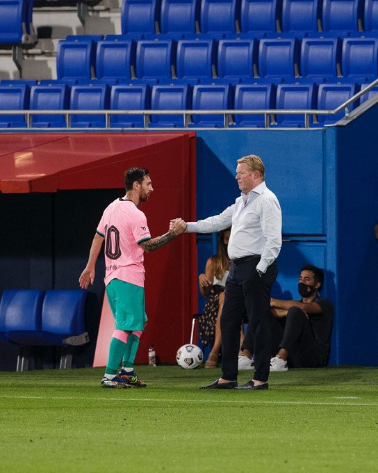 Messi y Koeman se saludan en el duelo contra el Girona TWITTER