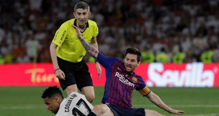 Acción de Coquelin contra Messi bajo la atenta mirada de Mallenco / EFE