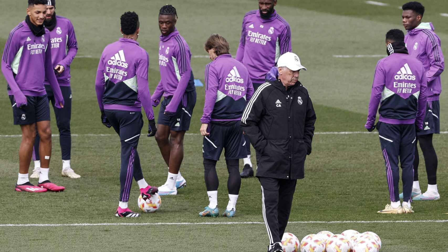 Carlo Ancelotti, durante el entrenamiento del Real Madrid previo al clásico / EFE