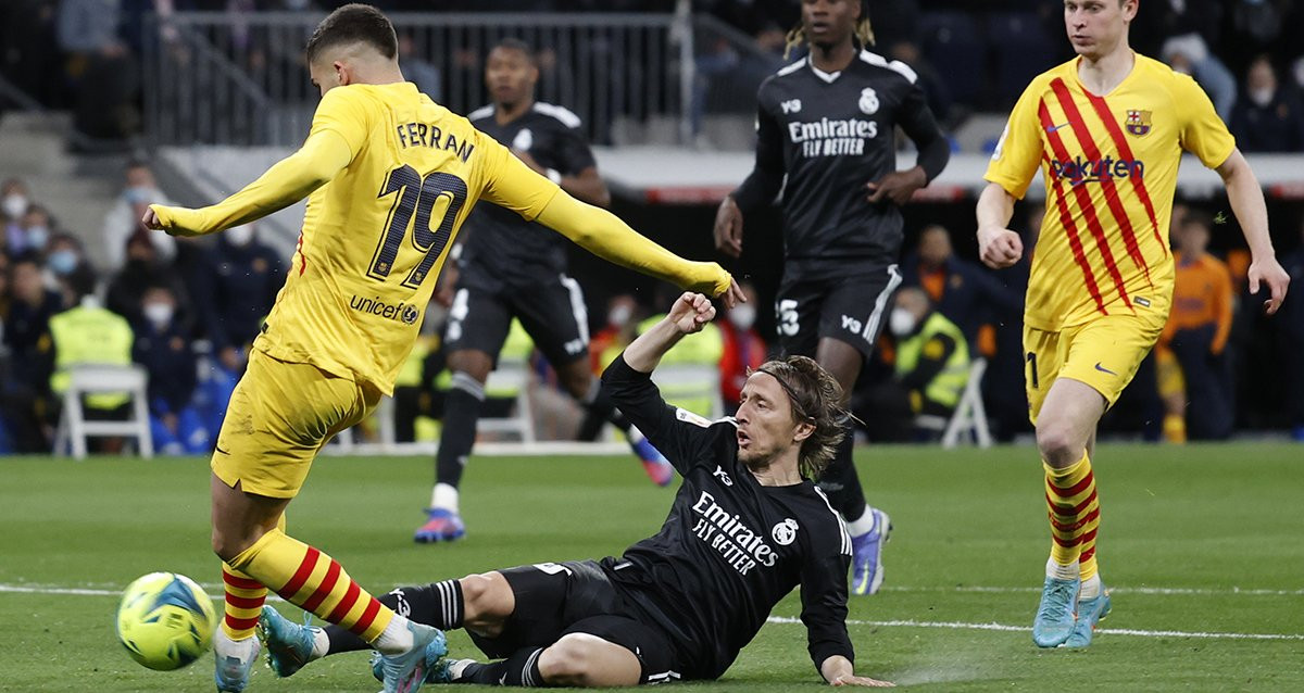 Modric, tratando de recuperar el balón contra Ferran Torres, en el Madrid Barça / EFE