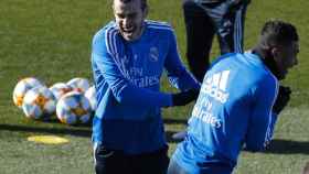 Los jugadores del Real Madrid Gareth Bale y Casemiro bromean durante el entrenamiento / EFE