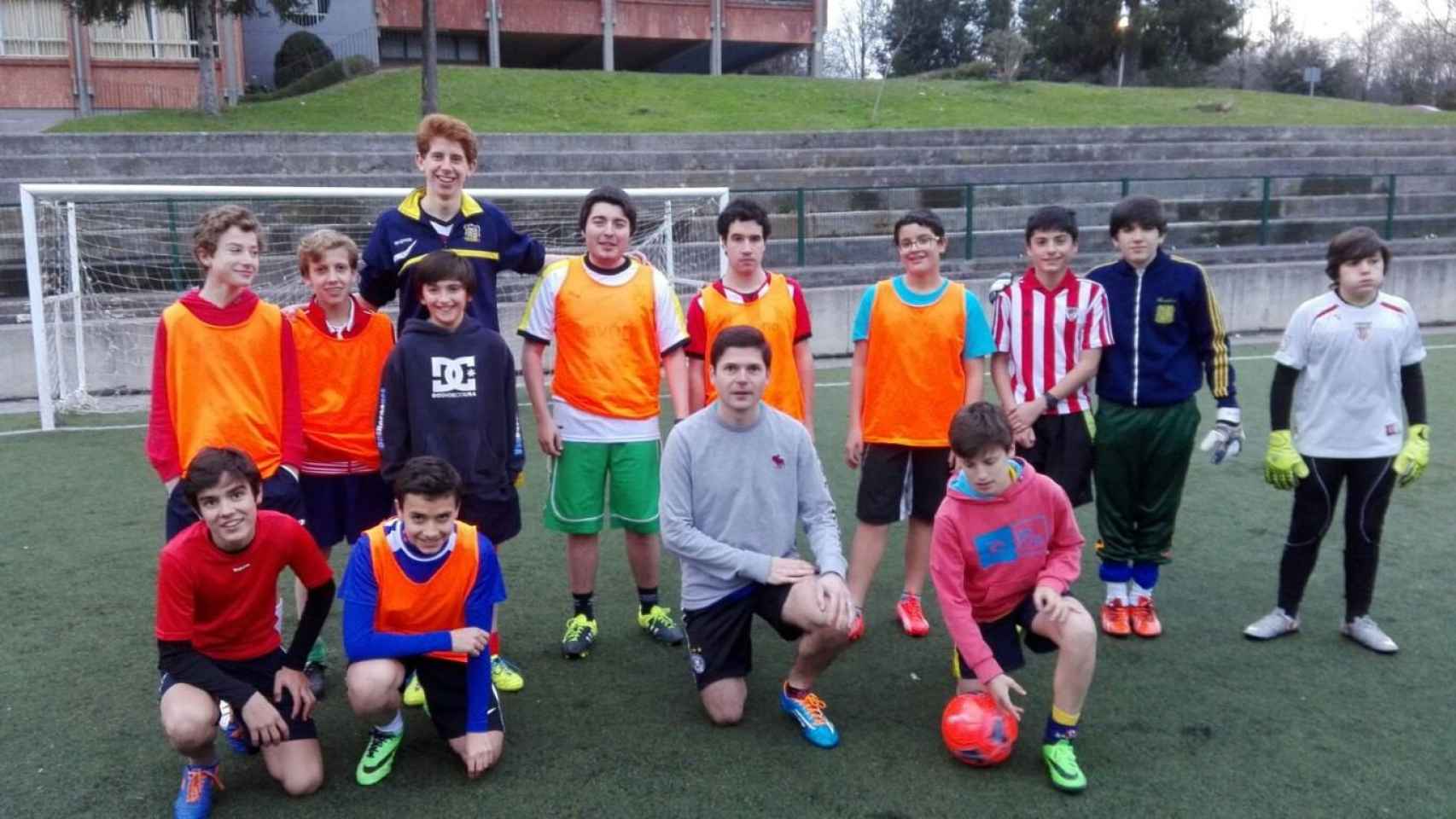Imagen de un equipo de fútbol juvenil promocionado por la asociación Negubide