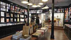 Interior de la tienda Taschen con dos espacios diferenciados y estanterías plagadas de libros / YOLANDA CARDO