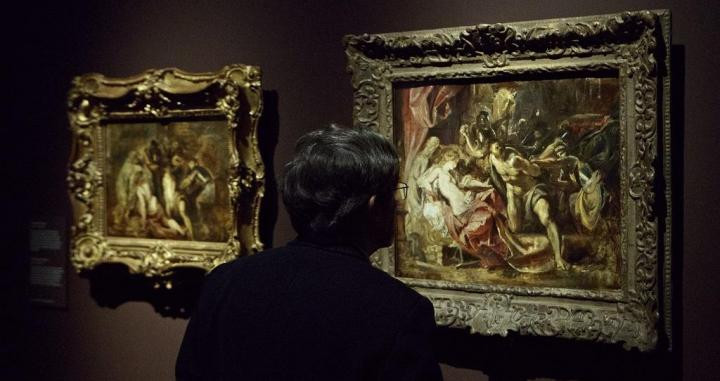 Un visitante observa los bocetos de Rubens 'El prendimiento de Sansón' y 'La ceguera de Sansón'. MUSEO DEL PRADO