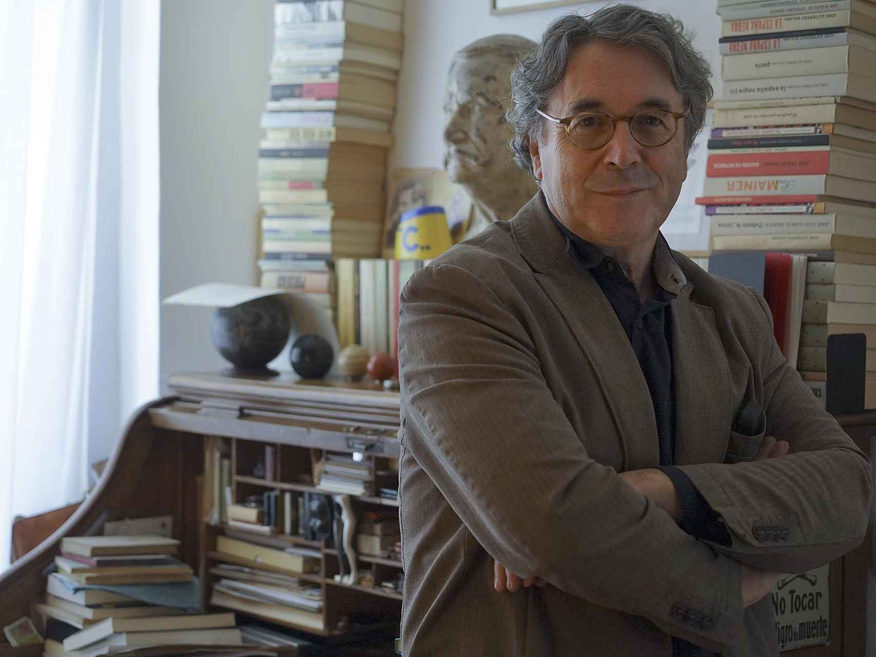 El escritor Andrés Trapiello en su casa de Madrid