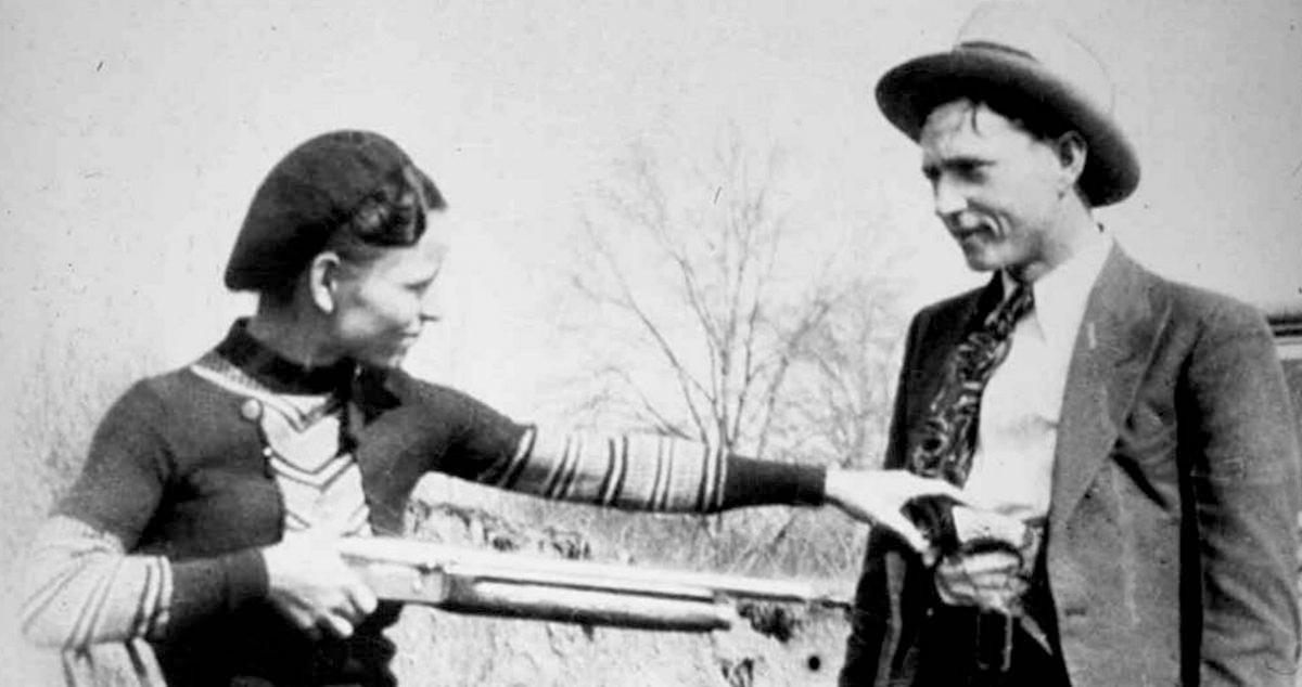 Bonnie Parker y Clyde Barrow bromean con sus armas en una foto de 1932