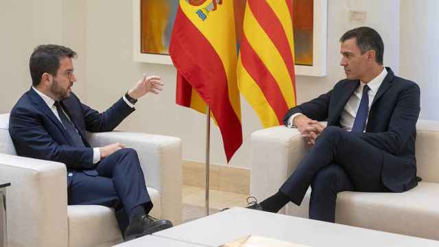 El presidente de la Generalitat de Cataluña, Pere Aragonès, con el presidente del Gobierno, Pedro Sánchez, en una reunión en Moncloa / EUROPA PRESS