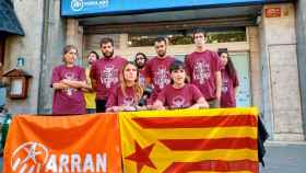 Imagen de una rueda de prensa de Arran ante la sede del PP en cataluña, cuyos seis miembros han sido absueltos por el TSJC / TWITTER