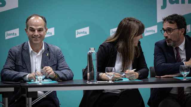 Jordi Turull (i), Laura Borràs (c) y Josep Rius (d) en la reunión de la nueva ejecutiva de Junts per Catalunya