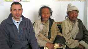 Josep Lluís Alay junto a dos tibetanos en uno de sus viajes al Tibet, país del que es especialista