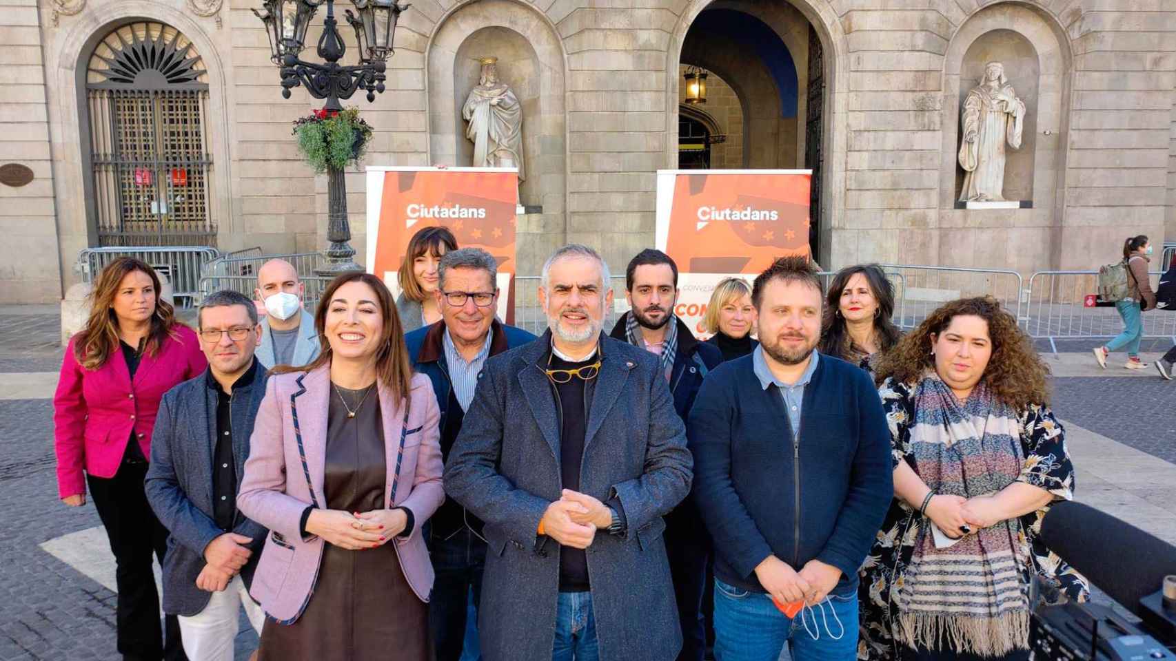 El líder de Cs en Catalunya, Carlos Carrizosa, y la presidenta del grupo municipal en Barcelona, Luz Guilarte, junto a concejales de la formación / EP
