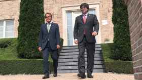 Los expresidentes de la Generalitat Artur Mas (i.) y Carles Puigdemont (d.), saliendo de la mansión de este último en la localidad belga de Waterloo / EUROPA PRESS