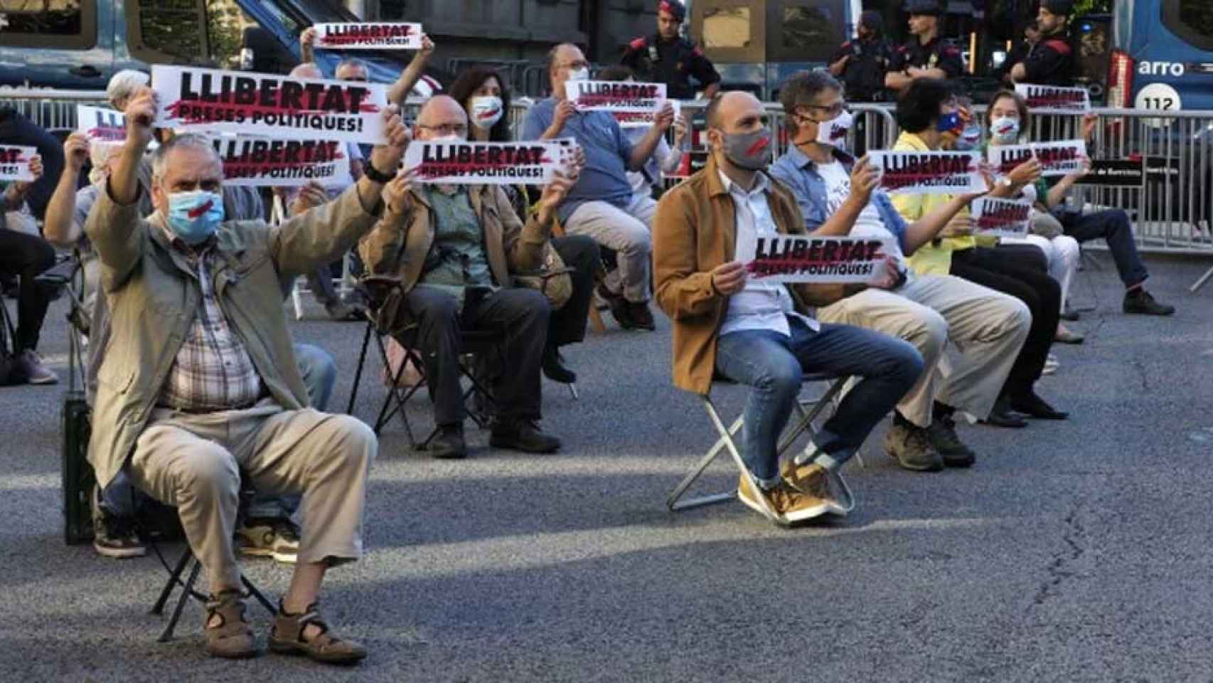 Manifestantes de Òmnium, en la sentada ante la Delegación de Gobierno de Barcelona / ÒMNIUM CULTURAL
