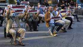 Manifestantes de Òmnium, en la sentada ante la Delegación de Gobierno de Barcelona / ÒMNIUM CULTURAL