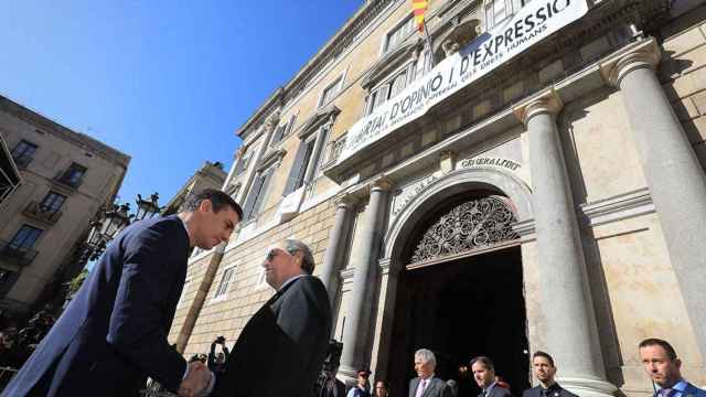 Quim Torra recibe a Pedro Sánchez en el Palau de la Generalitat con la pancarta de libertad de opinión y de expresión / GENCAT