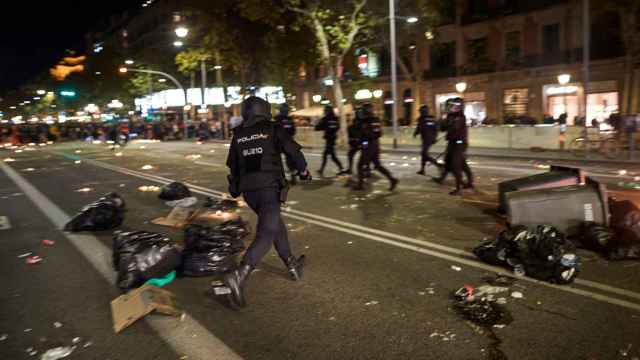 Imagen del aspecto que presentaba anoche el paseo de Gràcia de Barcelona tras el paso de los violentos / EFE