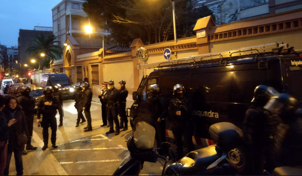 Agentes de la unidad antidisturbios de los Mossos d'Esquadra (BRIMO) durante el desalojo de la casa 'okupa' Armadillo en Gràcia / TWITTER