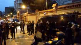 Agentes de la unidad antidisturbios de los Mossos d'Esquadra (BRIMO) durante el desalojo de la casa 'okupa' Armadillo en Gràcia / TWITTER