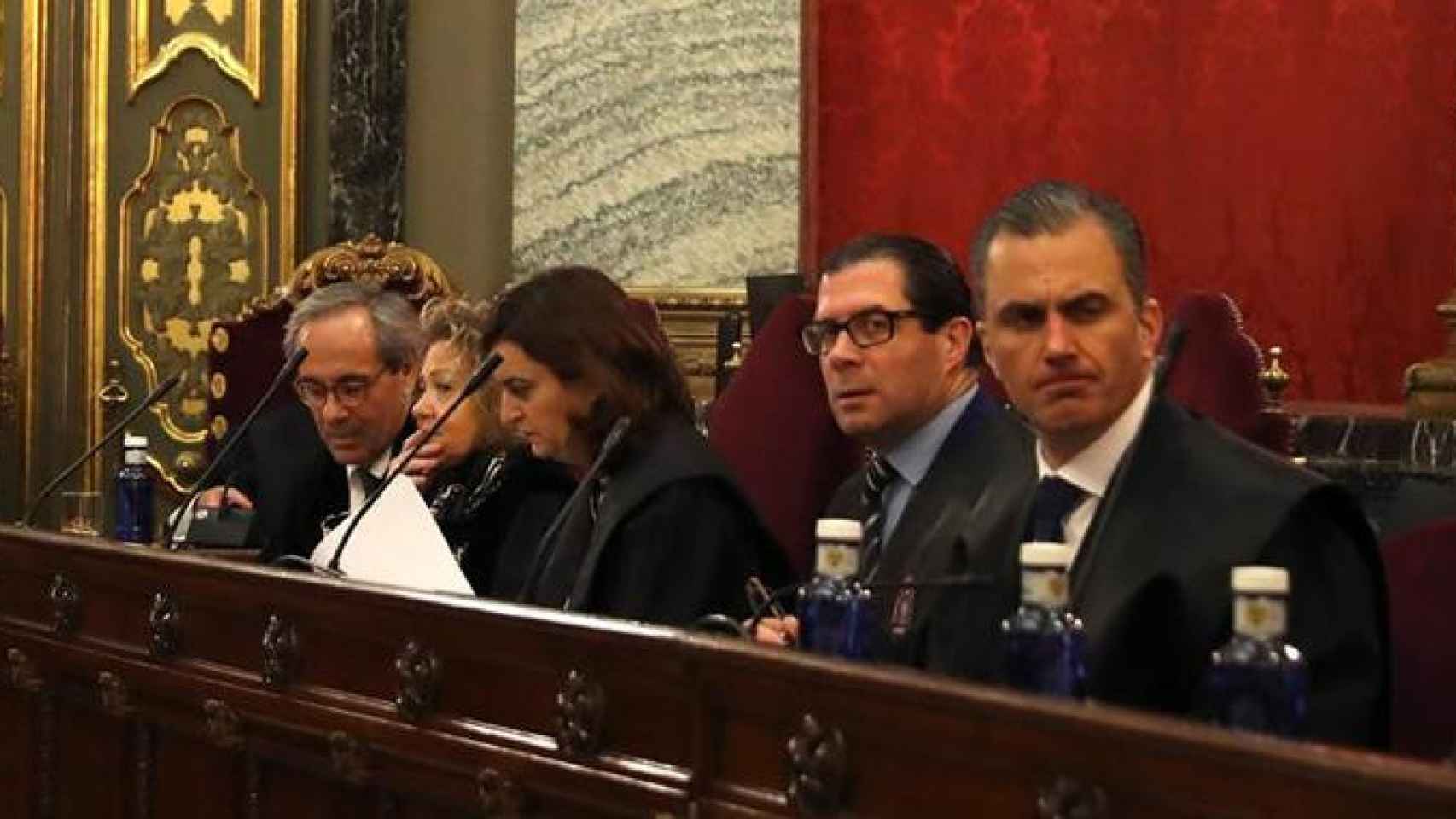 Javier Ortega (d), Pedro Fernández (2d), que ejercen la acusación particular, así como los representantes de la Fiscalía y la Abogacía del Estado / EFE