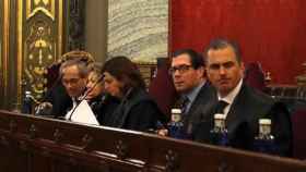Javier Ortega (d), Pedro Fernández (2d), que ejercen la acusación particular, así como los representantes de la Fiscalía y la Abogacía del Estado / EFE