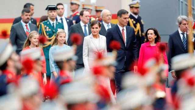 La Reina Letizia, junto a sus hijas, la Princesa Leonor y la infanta Sofía, el presidente del Gobierno, Pedro Sánchez (3d), la ministra de Defensa, Margarita Robles (2d) y el presidente de la Comunidad de Madrid, Angel Garrido (d), en el Día de la Hispani