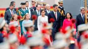 La Reina Letizia, junto a sus hijas, la Princesa Leonor y la infanta Sofía, el presidente del Gobierno, Pedro Sánchez (3d), la ministra de Defensa, Margarita Robles (2d) y el presidente de la Comunidad de Madrid, Angel Garrido (d), en el Día de la Hispani