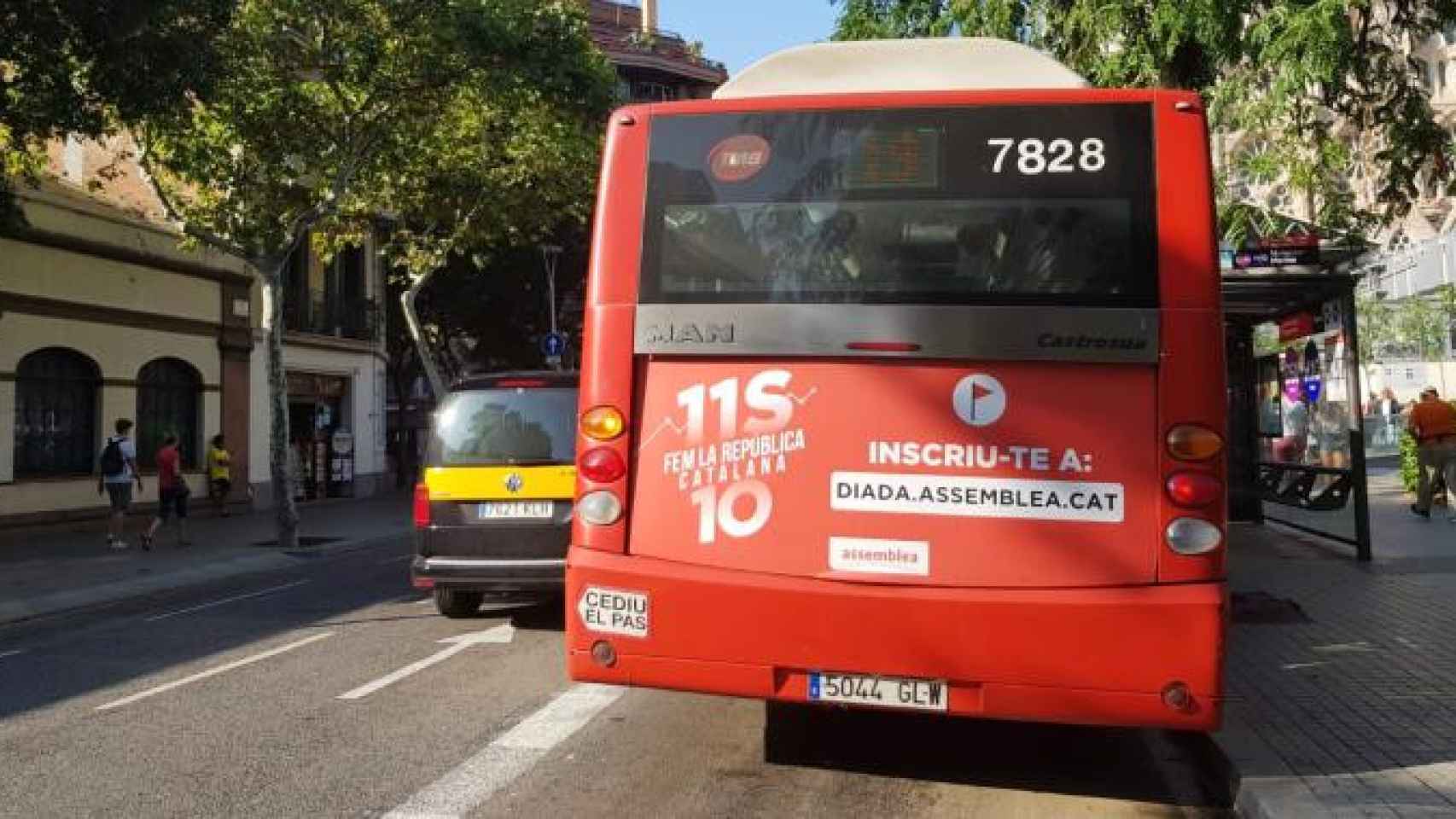 Imagen de un autobús de Transports Metropolitans de Barcelona (TMB) con publicidad de la Diada de la ANC / CG