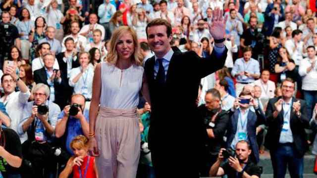 Pablo Casado junto a su esposa, Isabel Torres, tras ser proclamado presidente del PP / EFE
