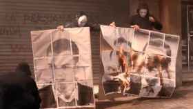 Arran quema fotografías de Rajoy, Rivera y Sánchez ante la sede del PP en Barcelona