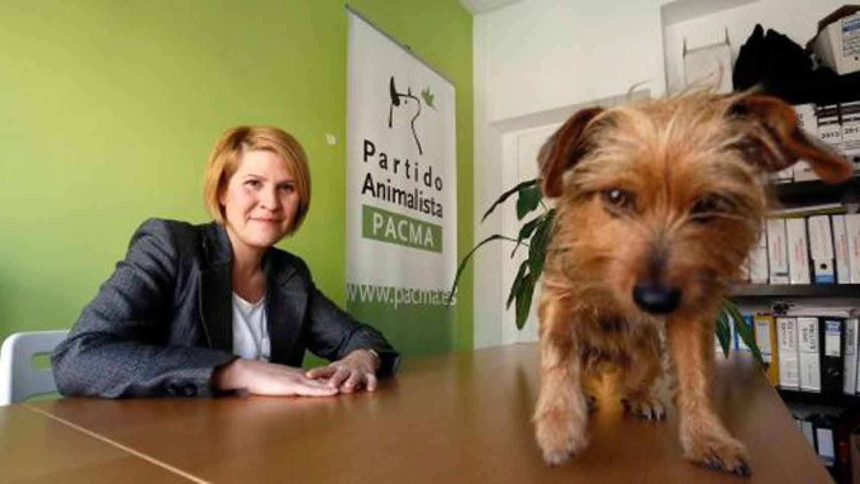 Una de las candidatas de PACMA con un perro / PACMA