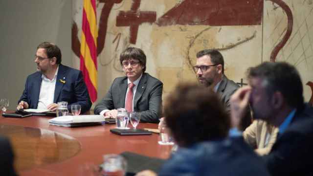 El vicepresidente de la Generalitat, Oriol Junqueras, y el presidente, Carles Puigdemont, en la reunión semanal del Govern / EFE