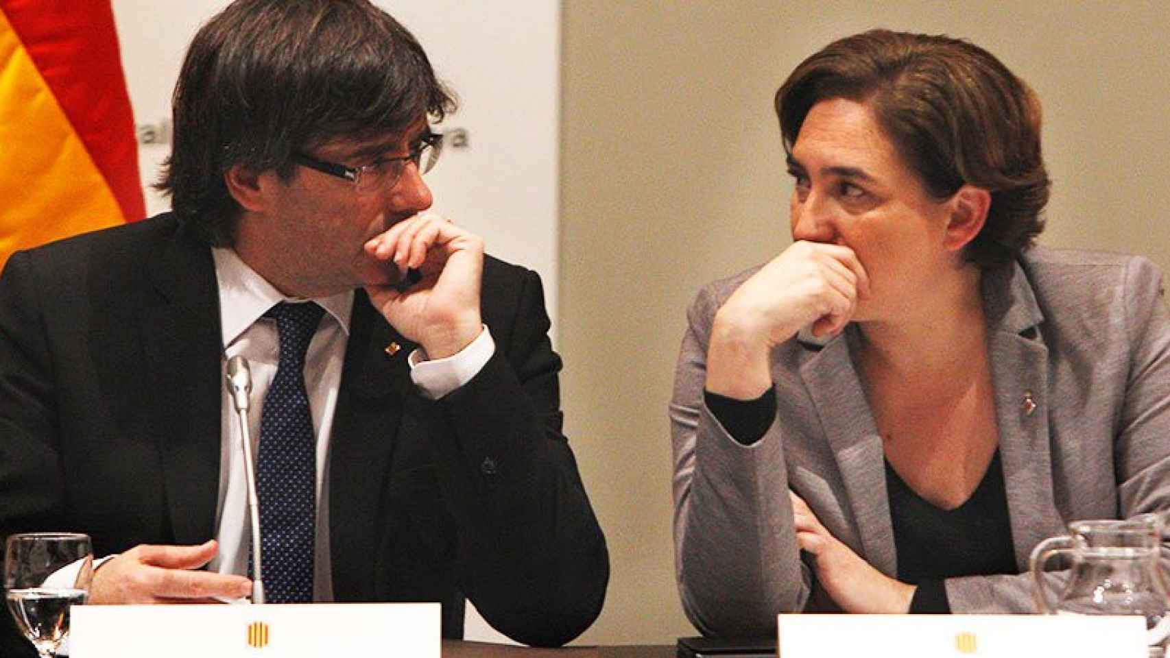 Carles Puigdemont, presidente de la Generalitat, y la alcaldesa de Barcelona, Ada Colau, que mantienen posturas divergentes ante el referéndum / EFE
