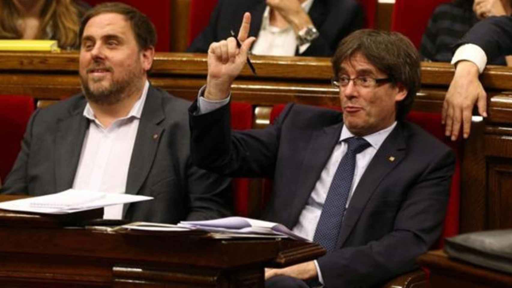 El presidente de la Generalitat, Carles Puigdemont (d), y el vicepresidente catalán, Oriol Junqueras, en el Parlament / EFE