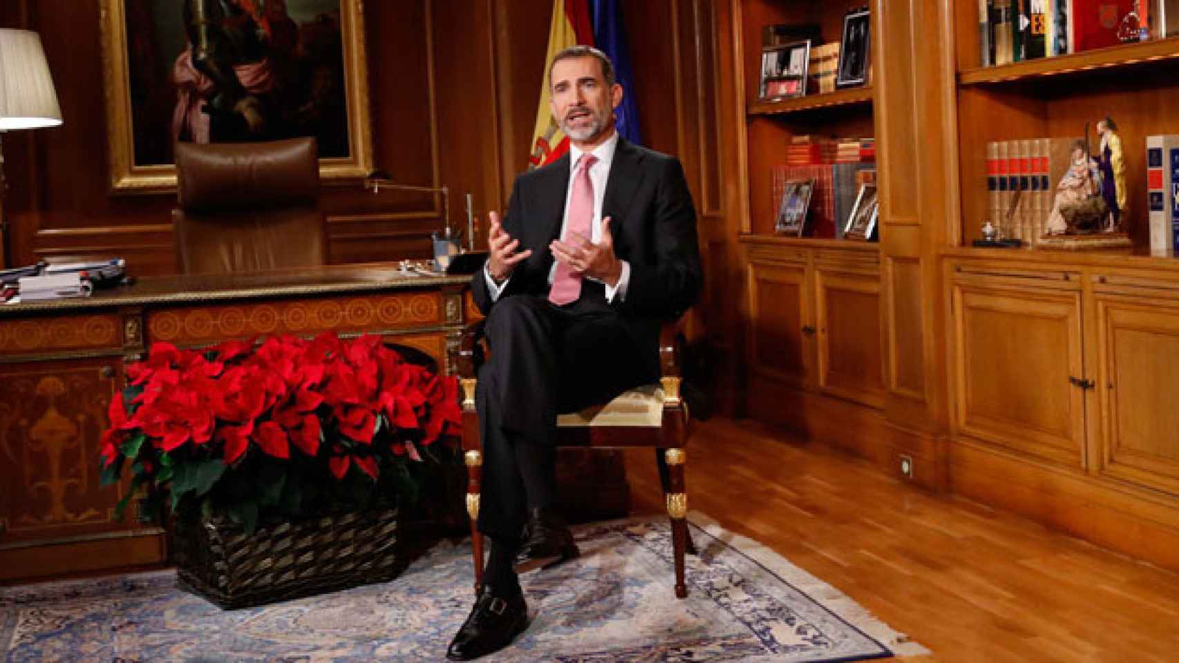 El Rey Felipe VI, en su despacho durante el mensaje de Navidad / CASA REAL