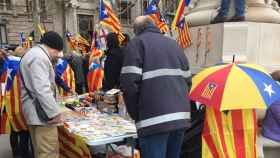 Mercadillo independentista ante el Palacio de Justicia durante la declaración de la presidenta del Parlamento catalán Carme Forcadell / CG