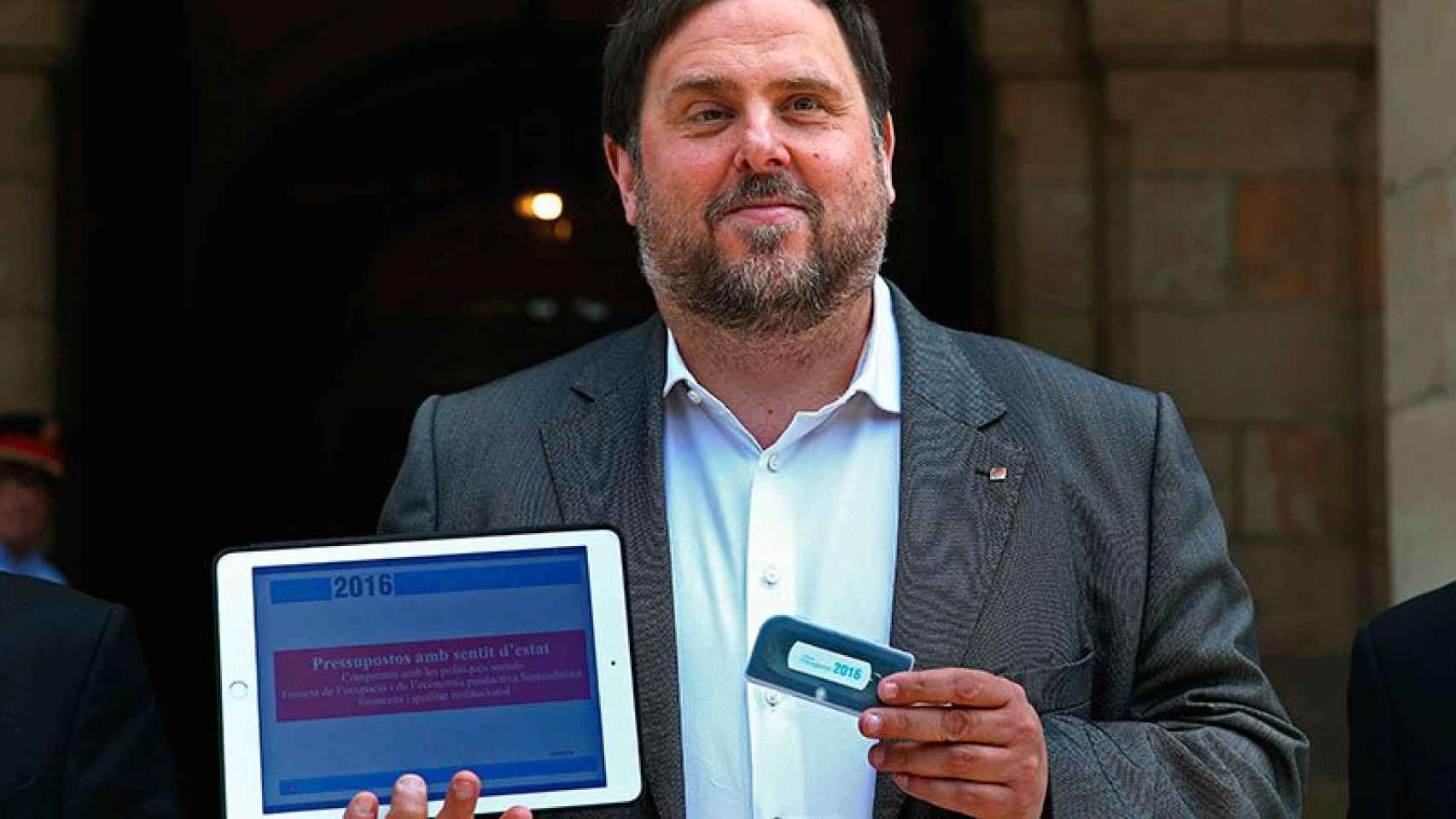 El vicepresidente económico de la Generalitat, Oriol Junqueras, muestra el proyecto de los presupuestos de 2016 a la entrada del Parlamento catalán.